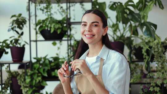 植物商店里快乐的女小企业主