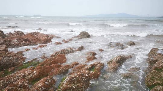 实拍大海海浪沙滩礁石