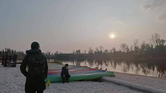 实拍公园湖边人物休闲夕阳