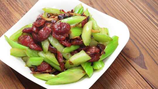 中国家常炒菜腊肠炒西芹烹饪过程