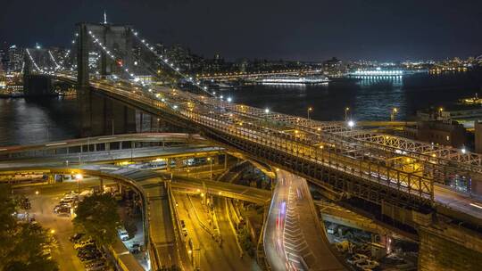 夜晚城市桥上穿梭的车流