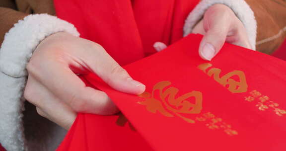 春节亚洲女性手拿红包
