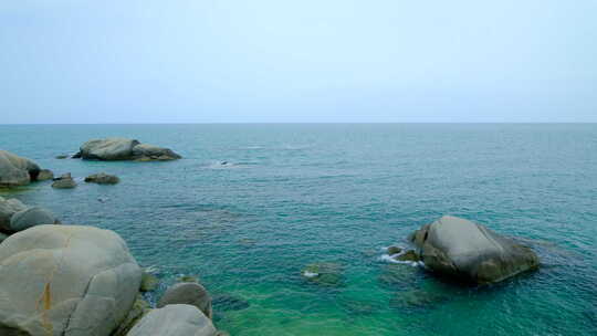 海南三亚海景 大海岸边岩石 海浪拍打礁石
