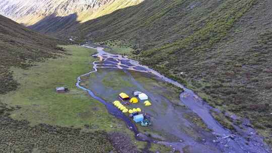 航拍攀登横断山脉乌库楚雪山的登山者大本营