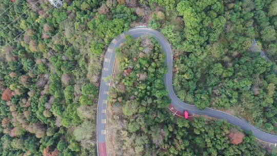 卡车在山区道路行驶