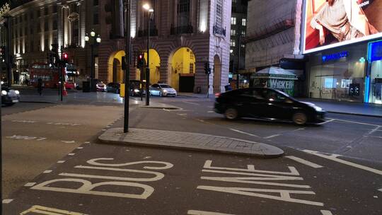 夜晚城市的街角