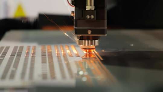 工业激光切割机对金属模具进行切割加工特写