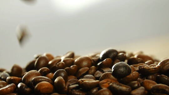 旋转和落下的咖啡豆