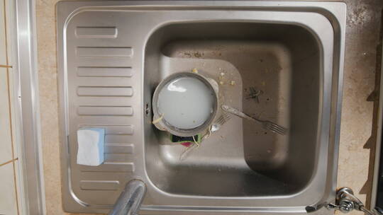 水槽装满脏盘子