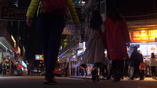 夜晚城市繁忙的街道