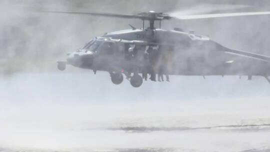 伞兵从一架低空飞行的直升机跳入1号湖