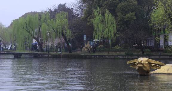 杭州西湖标志金牛雕塑空镜