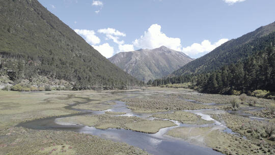 香格里拉高山湖泊航拍美景