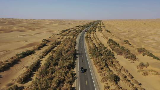 新疆塔克拉玛干沙漠公路和防护林