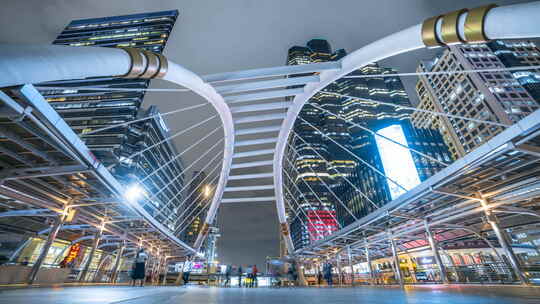 崇农西曼谷空中火车站公共天桥，背景是现代建筑视频素材模板下载