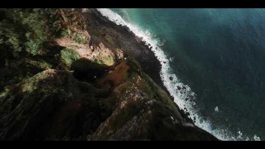 FPV穿越机无人机航拍海浪冲击海岛瀑布海岸