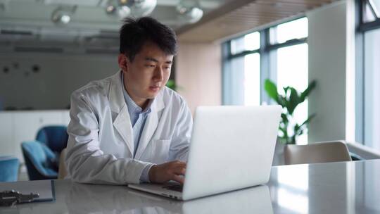 年轻医学科研人员办公室使用笔记本电脑视频素材模板下载