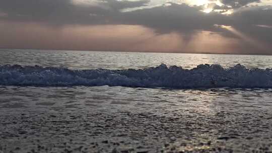 圆石滩海岸的海浪