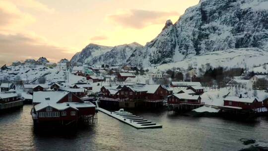 夕阳下白雪覆盖的渔镇村庄
