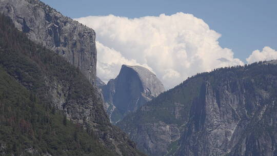 云下的半圆顶上山峰