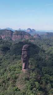 竖版航拍广东丹霞山5A景区丹霞地貌