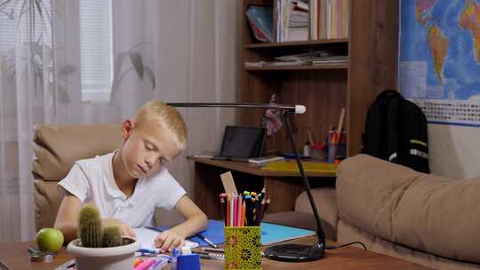 一个小男孩在桌旁视频素材模板下载