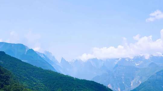 青山雪山蓝天白云全景