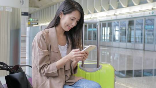 女人在机场使用手机