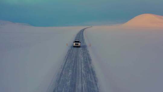 雪地公路上行驶的汽车