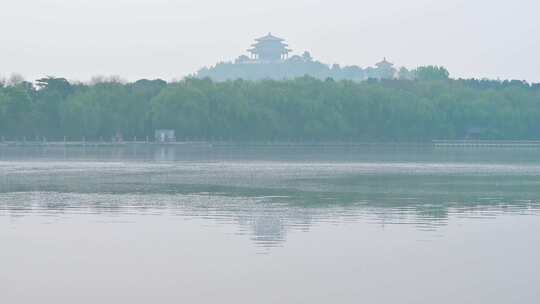 北京春天北海公园早晨湖面晨雾倒影风光