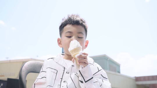 快乐的小男孩吃冰淇淋视频素材模板下载