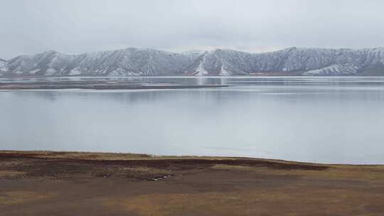 航拍青海果洛州冬格措纳湖风景