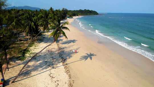 一对夫妇在泰国春蓬省度假白色热带海滩与棕榈树瓦莱恩海滩