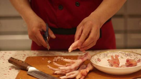 厨师用剪刀给鸡爪子剔骨 (2)