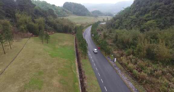 航拍白车在山路行驶