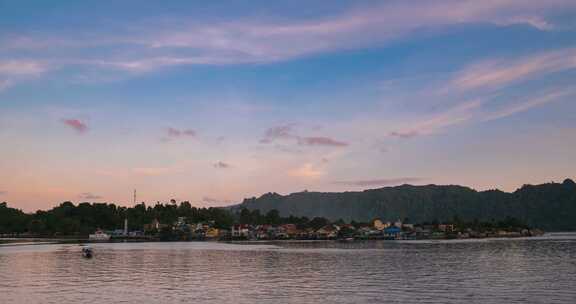 印度尼西亚班达班达村的延时日落到夜晚多彩的天空