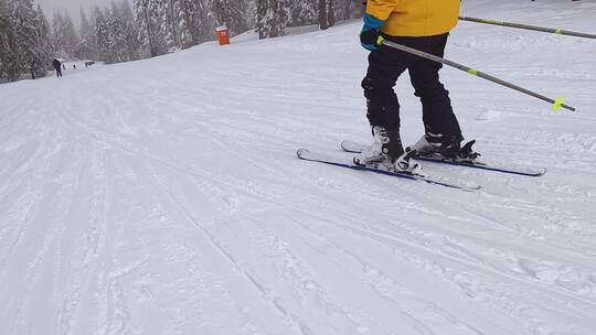 低角度拍摄的滑雪者视频素材模板下载