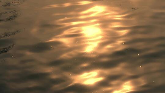 水面波光粼粼夕阳