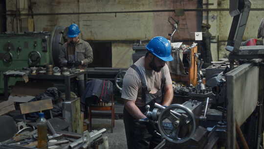 不同的技术人员在工厂组装机械设备