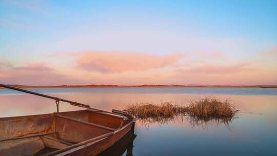 湖边船只日落粉色云朵延时摄影