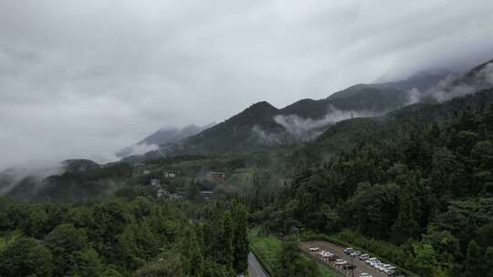 云雾缭绕的山林间的停车场