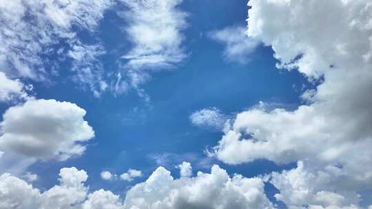 蓝天白云下的蓬松云朵云延时万里云卷云舒