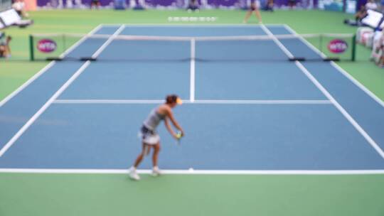 一名网球运动员击球发球视频素材模板下载
