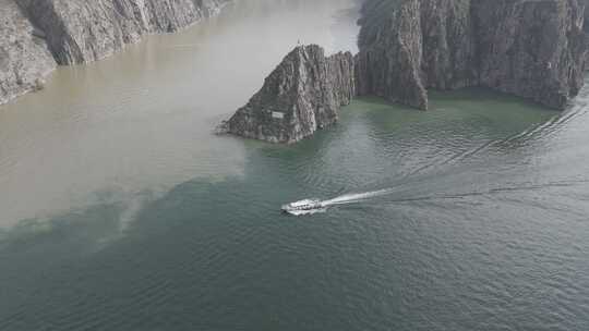 水面上有船航行的山水风景