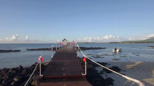 岩石海滩上的木板路天线