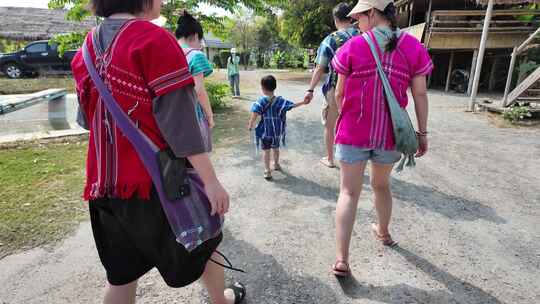 泰国清迈穿着民族服饰的母女走在小路上