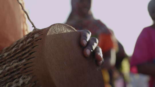 非洲马赛人穿传统服装跳舞唱歌