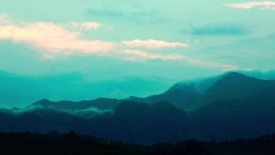 晨雾弥漫的山谷