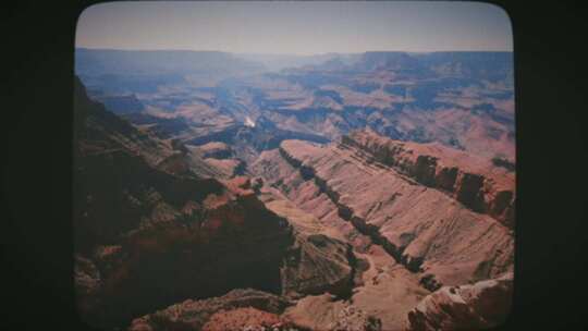 8毫米电影风格山顶上的峡谷和悬崖