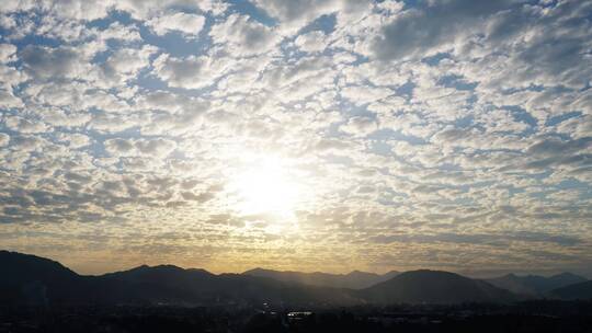 夕阳天空云朵延时傍晚乡村日落阳光穿过云层